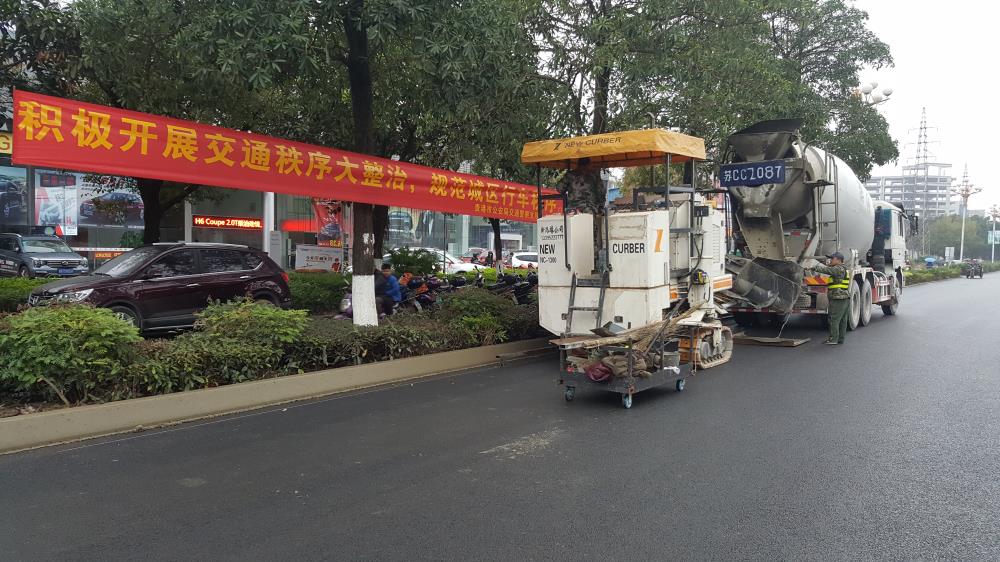 為什么說路緣石滑模機(jī)是混凝土滑模攤鋪的好幫手呢？