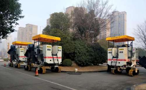 作為公路施工中的重要路面機械，混凝土路緣石滑模攤鋪機必須跟上時代步伐