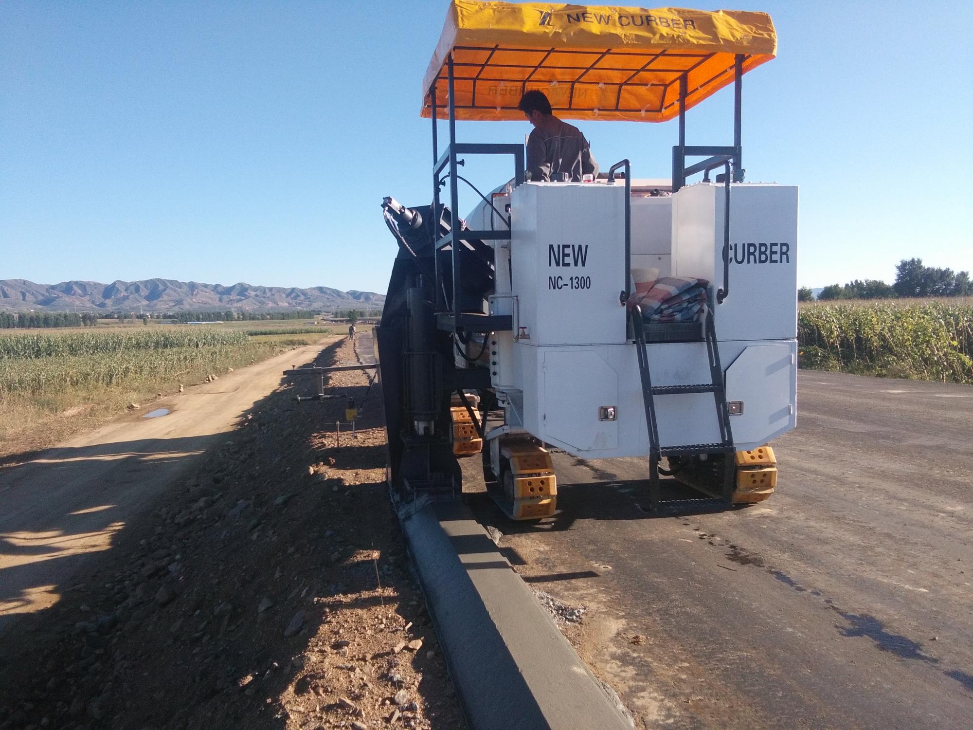 使用混凝土路緣石滑模機滑模攤鋪節(jié)省了不少人力財力，值得推薦！