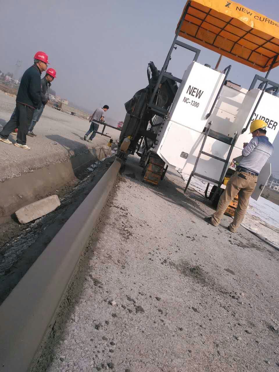 新路緣NC1300混凝土路緣石滑模機(jī)強(qiáng)大的背后不但是產(chǎn)品技術(shù)，還有完善的售后服務(wù)