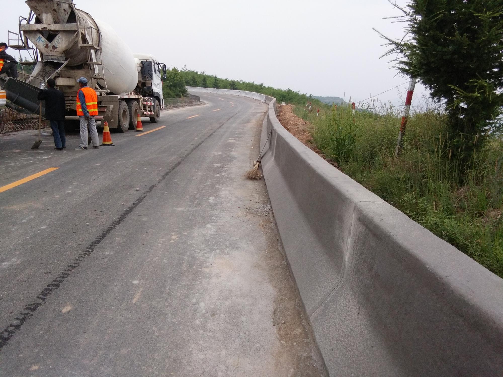 路緣石滑模機(jī)使用方便，混凝土滑模效率高，易于維修