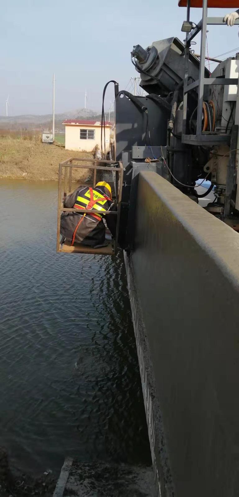 連續(xù)橋面攤鋪對路緣石滑模攤鋪機的要求
